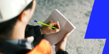 Persona tomando notas en una libreta como parte de la planificación de un programa de incentivos.